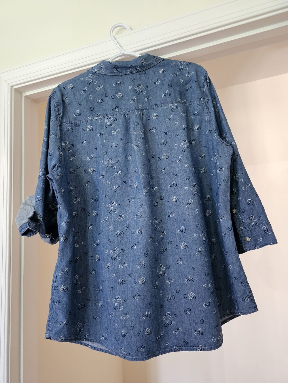 Ladies XL light denim top with tab 3/4 sleeves, floral embroidery - Picture 2 of 4